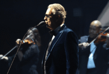 Andrea Bocelli, el tenor italiano que trascendió la ópera para convertirse en una figura global de la música, fue uno de los artistas estelares en la gala del sorteo final de la Copa Mundial FIFA 2026, celebrada en el Kennedy Center de Washington (5 de diciembre de 2025).