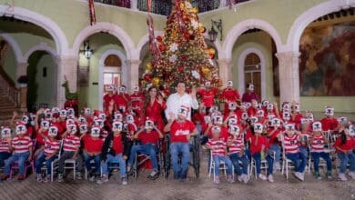 Gobernador Joaquín Díaz Mena enciende el árbol navideño en Palacio de Gobierno